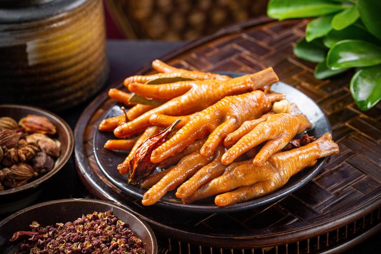 公司经营范围包括:批发兼零售:预包装食品兼散装食品(取得相关许可证